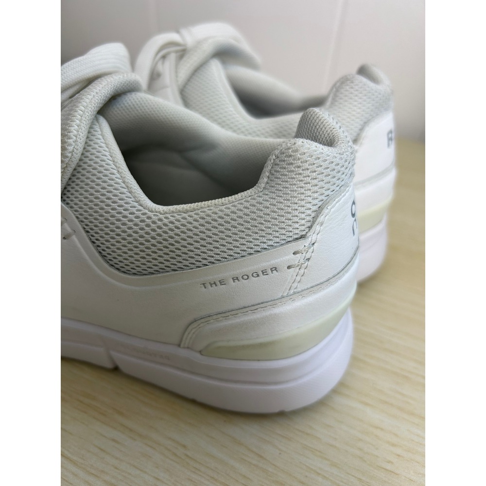 On The Roger Women 9 All White Advantage Low Top Tennis shoes Athleisure Comfort - Picture 10 of 12